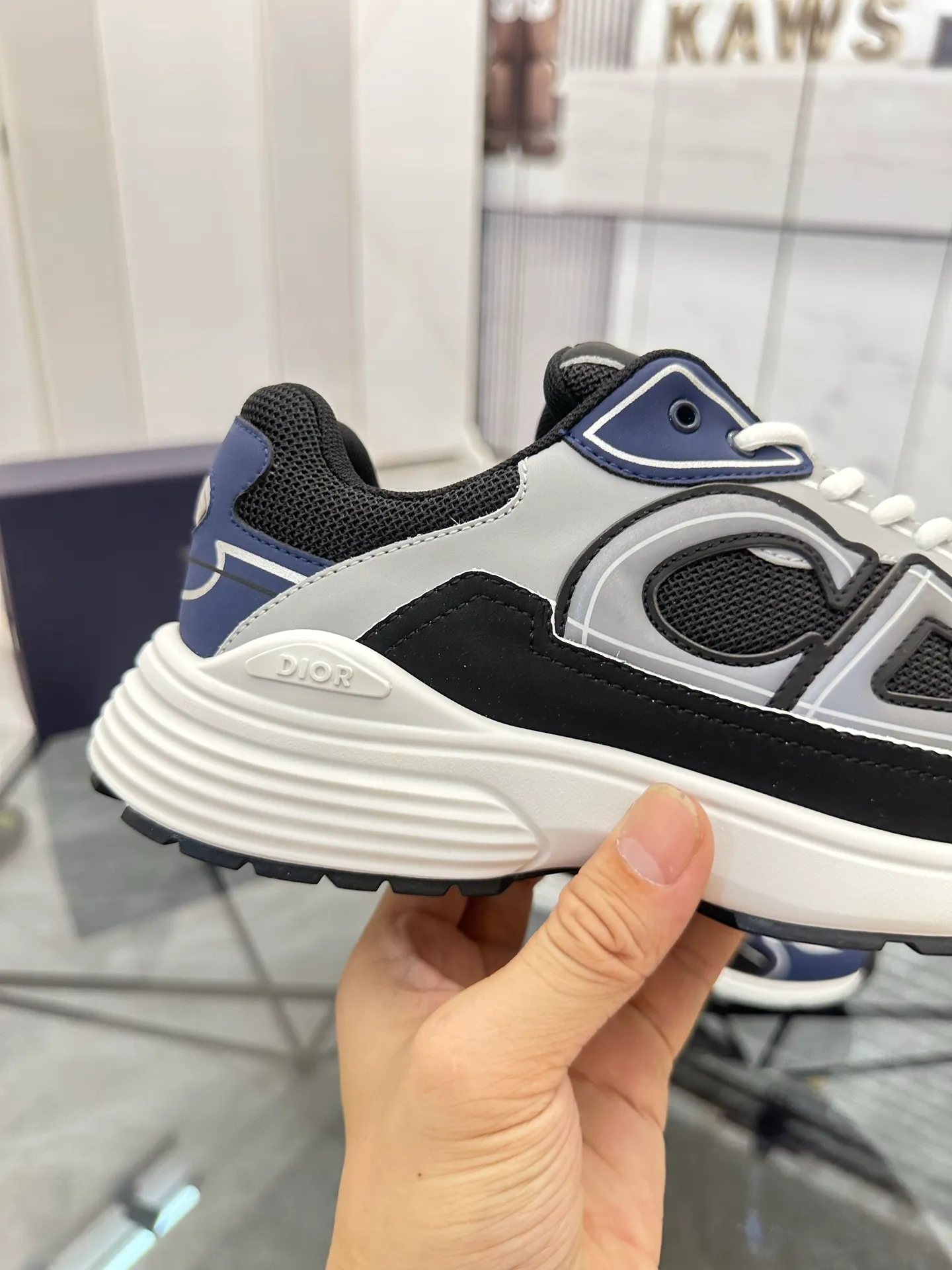 Men's shoes: 💰P400¥ Available in Guangzhou Product trademark: Dior* "Dior*" low-top casual shoes Regular size: 35-46 (can be customized to 47) Couple style Product materials: Upper imported cowhide stitched with original fabric, breathable lining, ultra-light foam original outsole. No.: 007